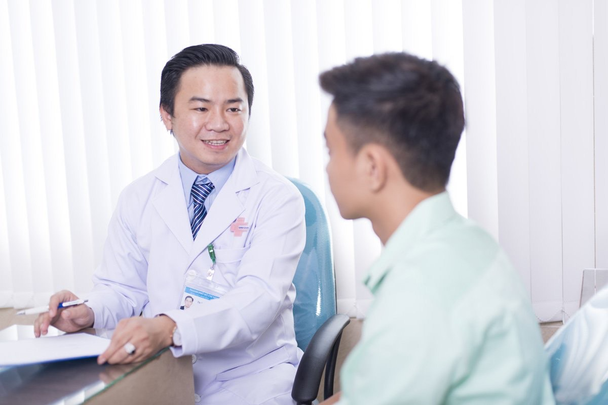 Hình bác sĩ tư vấn sức khỏe nam khoa.